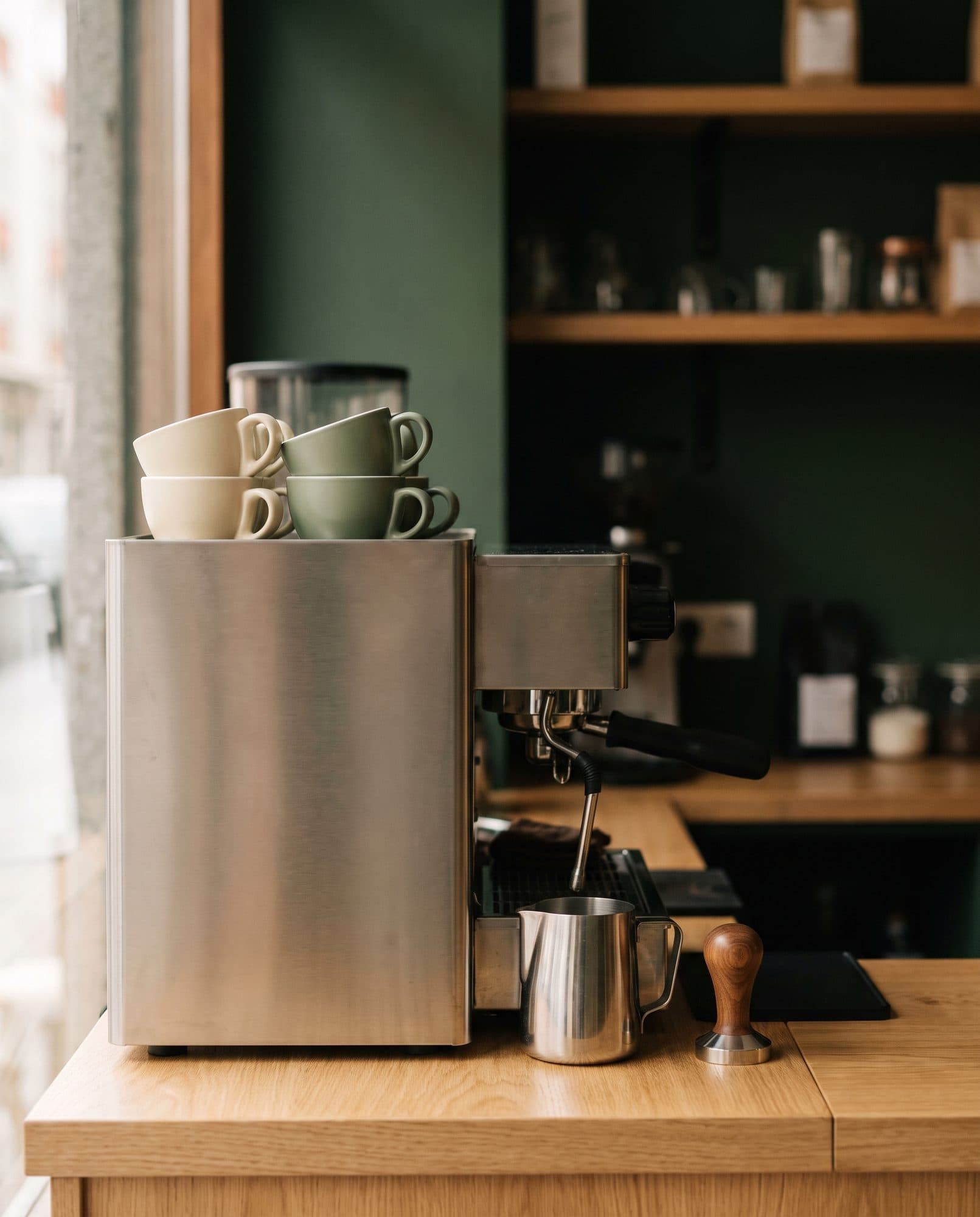 Tazas de cerámica sobre la máquina de espresso en la barra
