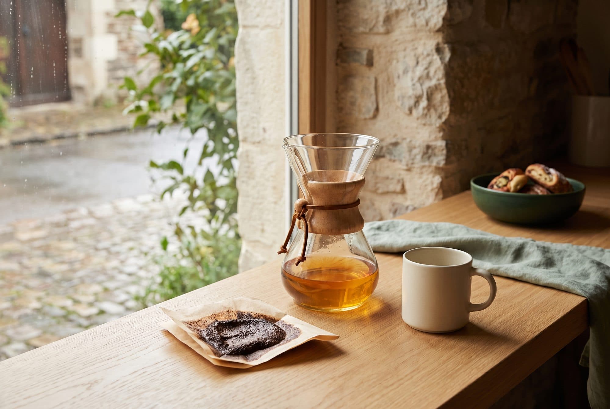 Chemex con café de filtro junto a una taza
